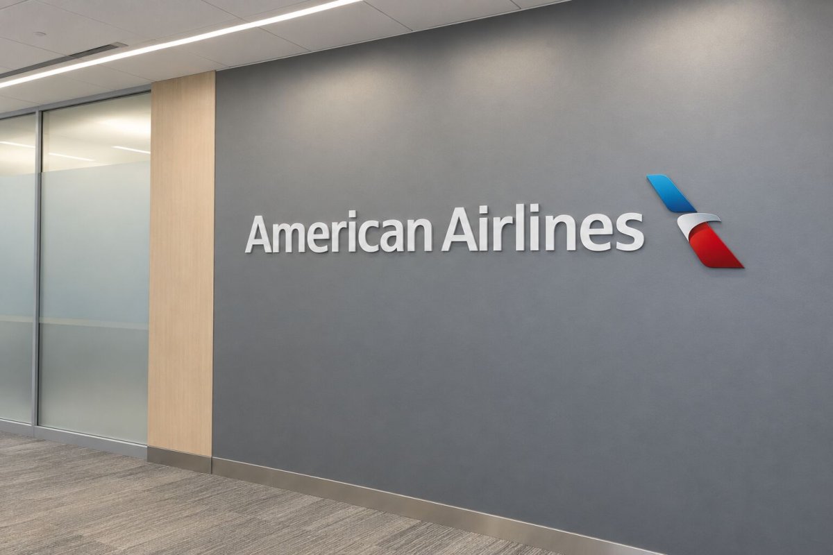 AAL Gains 1.2% as Premium Bookings Rise, but Fuel Costs Loom