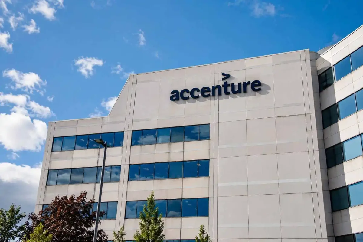 Accenture Shares Slide Ahead of Q3 Earnings Amid AI Deals and Market Headwinds