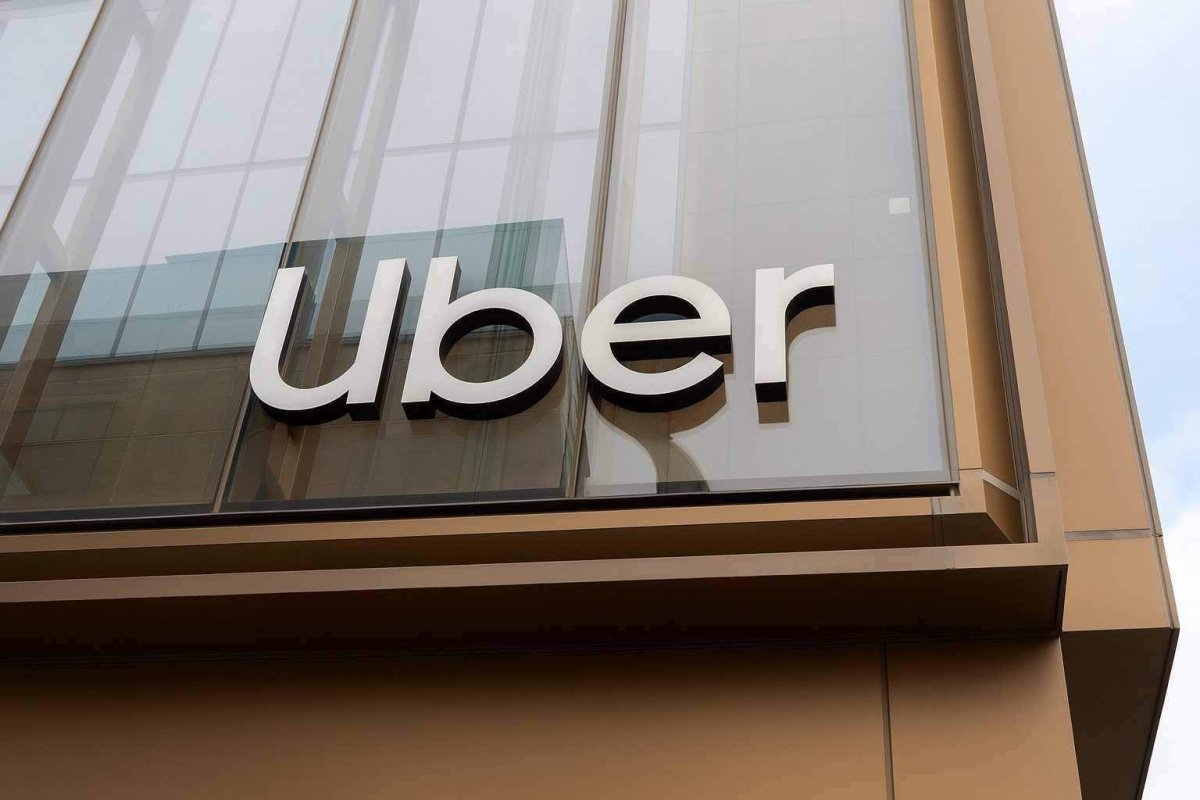 Ackman's Uber Stake Gains Focus as Robotaxi Deal with Lucid Expands