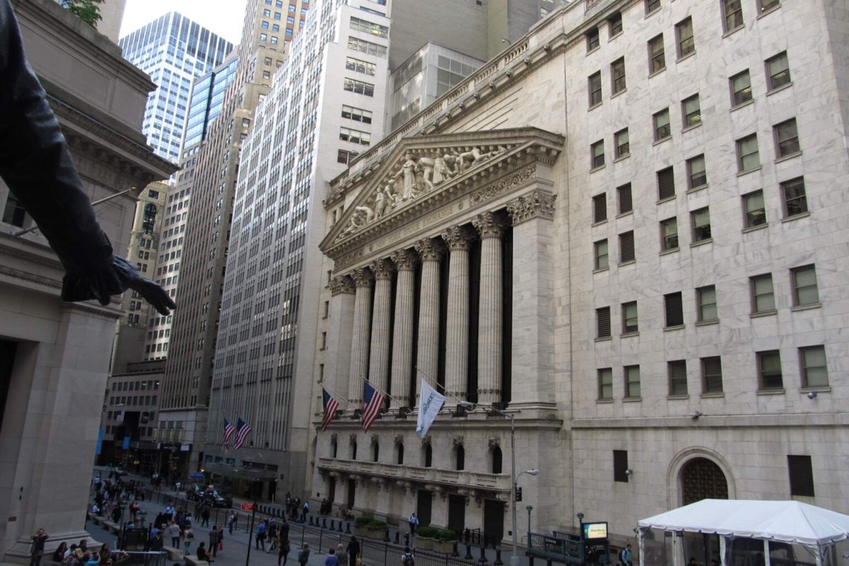 AI Stocks Drag Nasdaq Down 1.25% Despite Treasury Yield Retreat