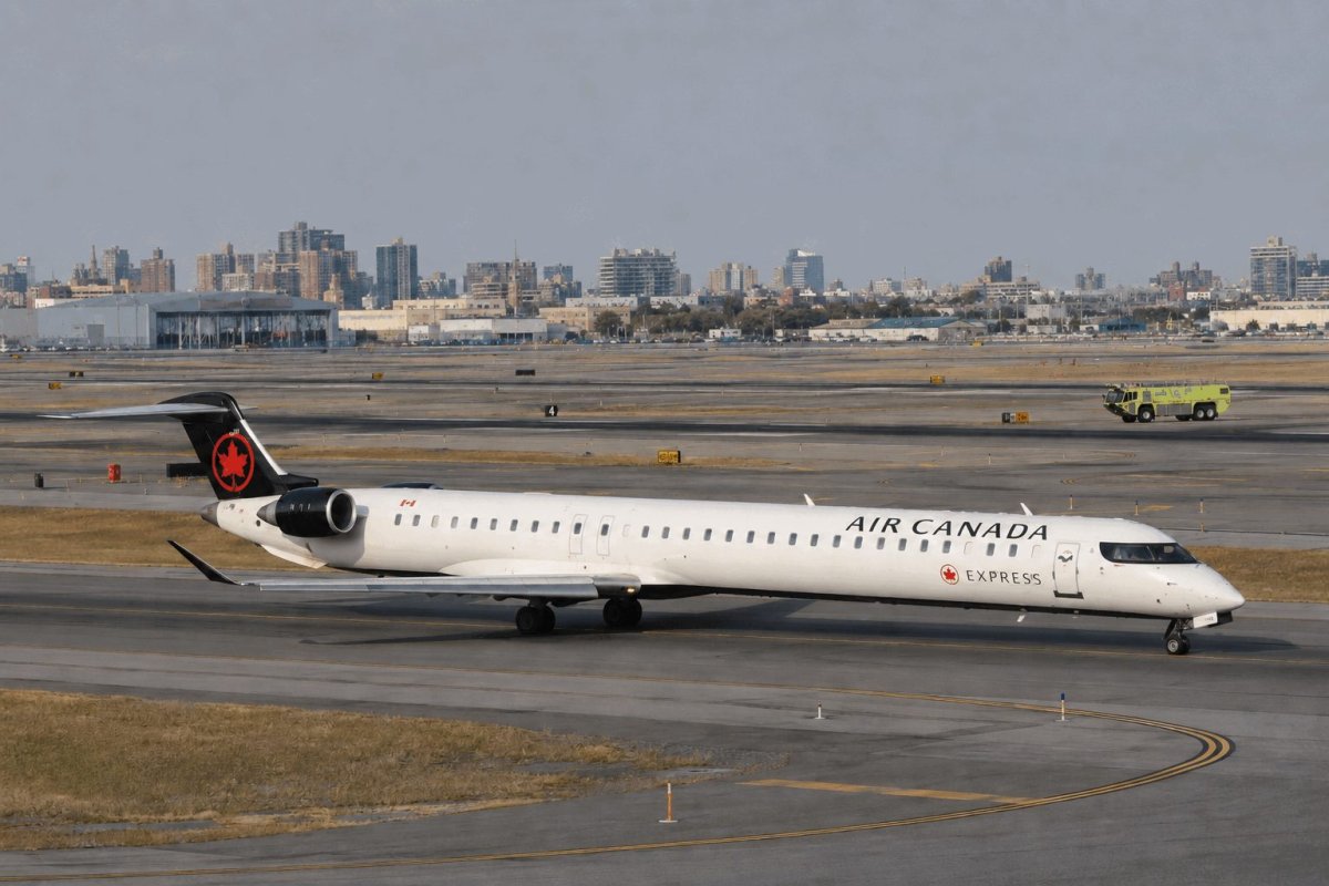 Air Canada Dips 1.5% as FAA Fires Controllers in LaGuardia Crash Probe