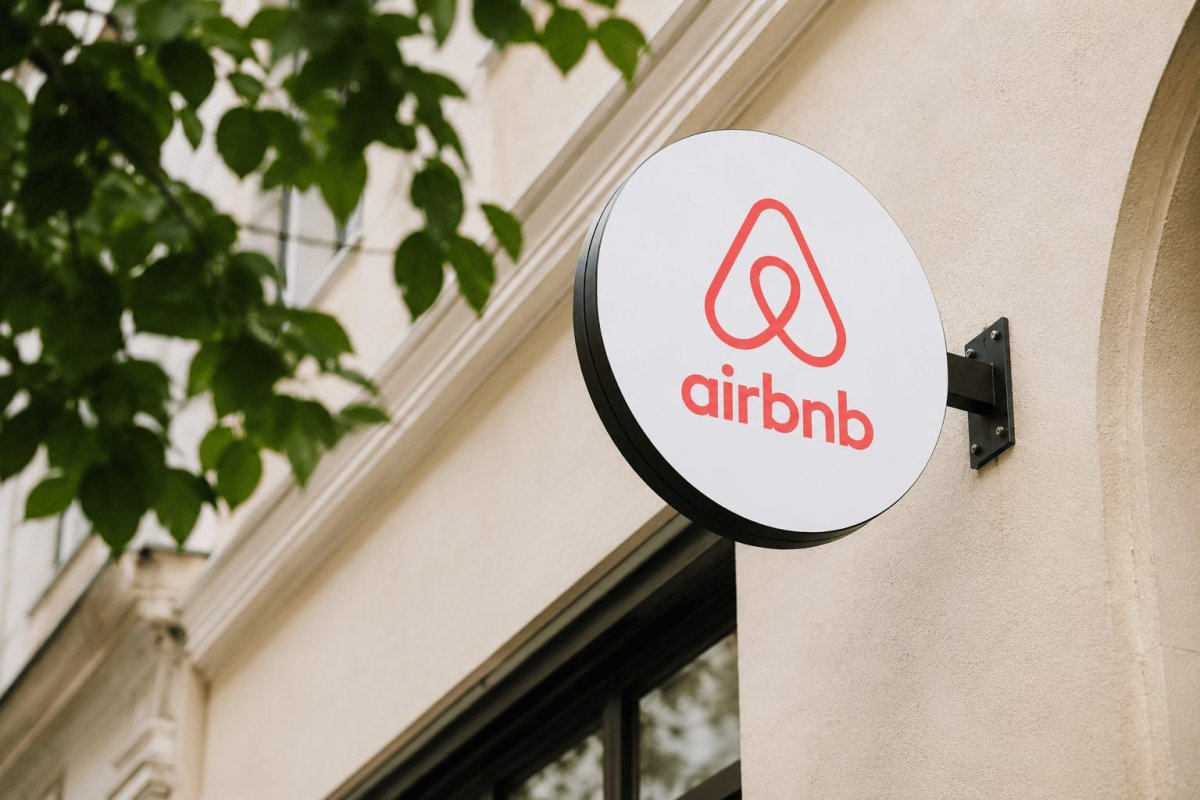 Airbnb Lifts 2026 Revenue Forecast as Q1 Bookings Surge Amid Middle East Conflict