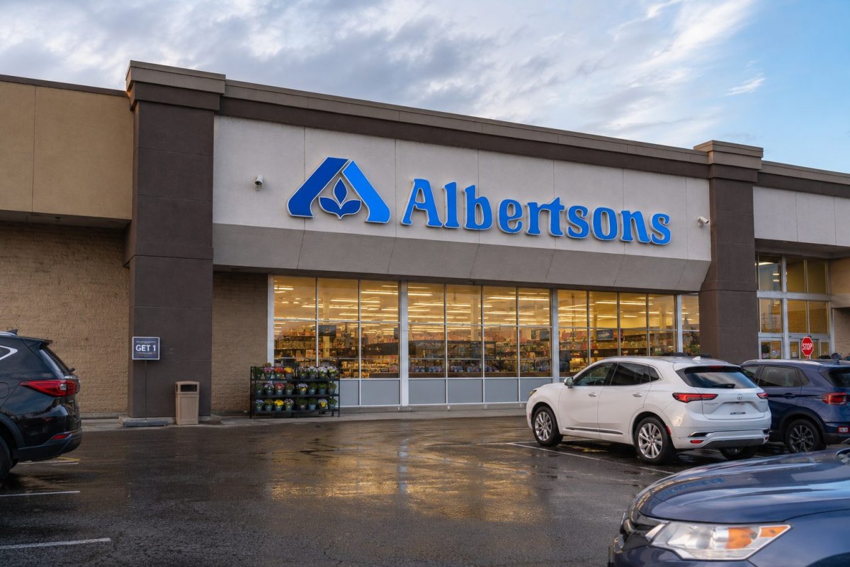 Albertsons trims store count as profit plunges 64%
