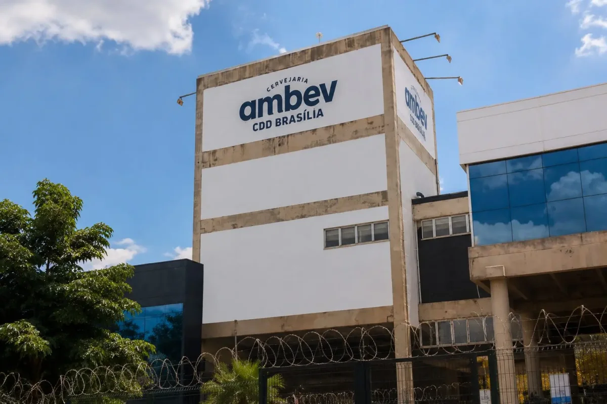 Ambev Stock Near Multi-Year Highs as Analyst Views Diverge Sharply