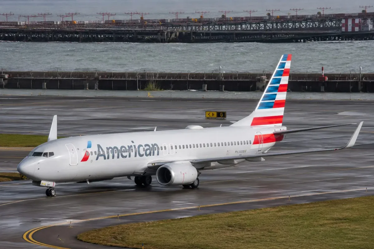 American Airlines Gains as Oil Plunges and Jefferies Boosts Price Target