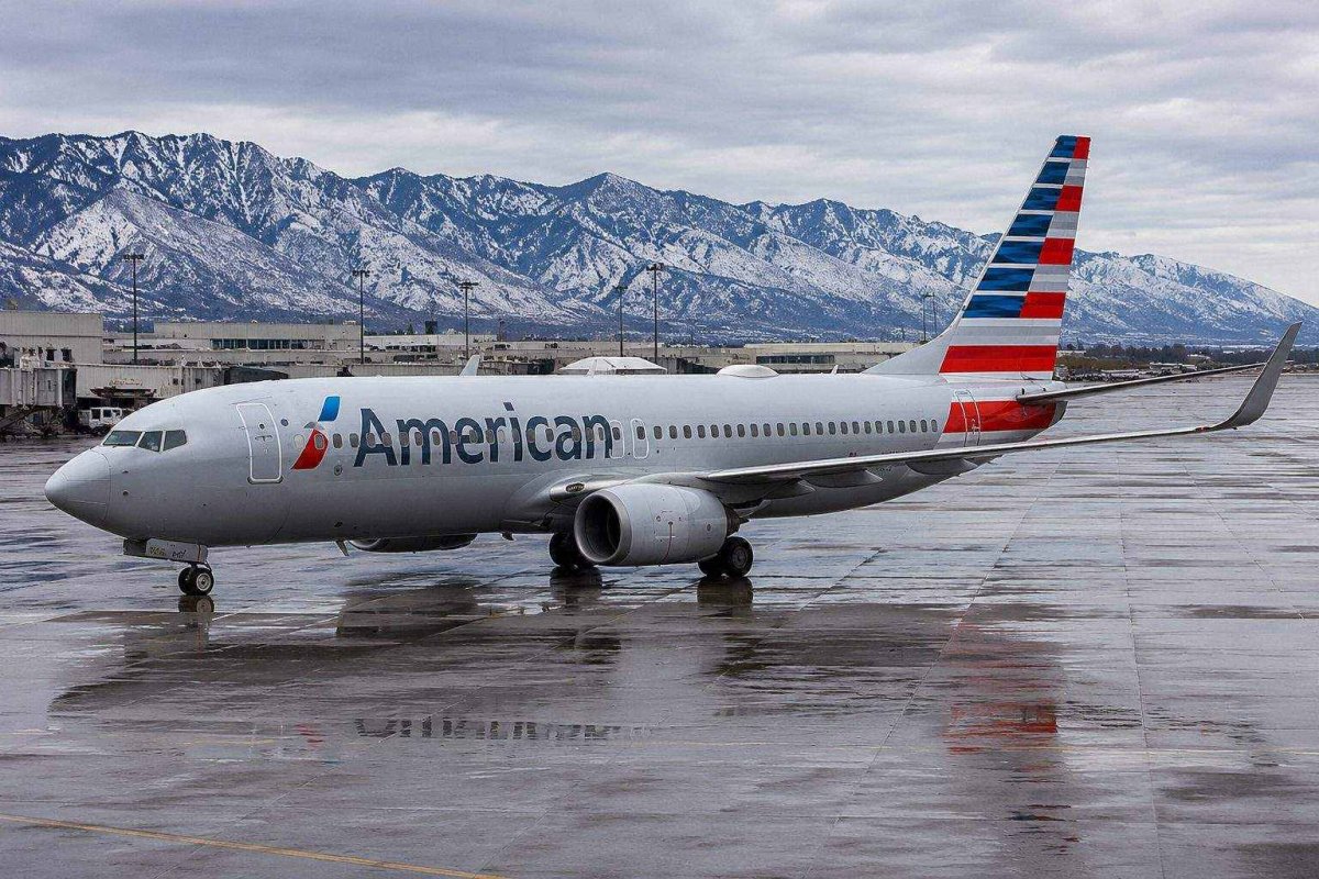 American Airlines Gains as Oil Slide Eases Fuel Cost Pressure