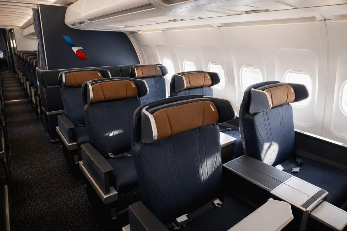 American Airlines Rises 1.6% as Premium Cabin Overhaul Faces Long Wait