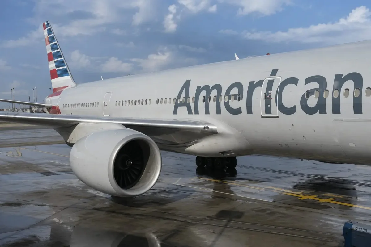 American Airlines Rises as Oil Slide Eases Cost Worries
