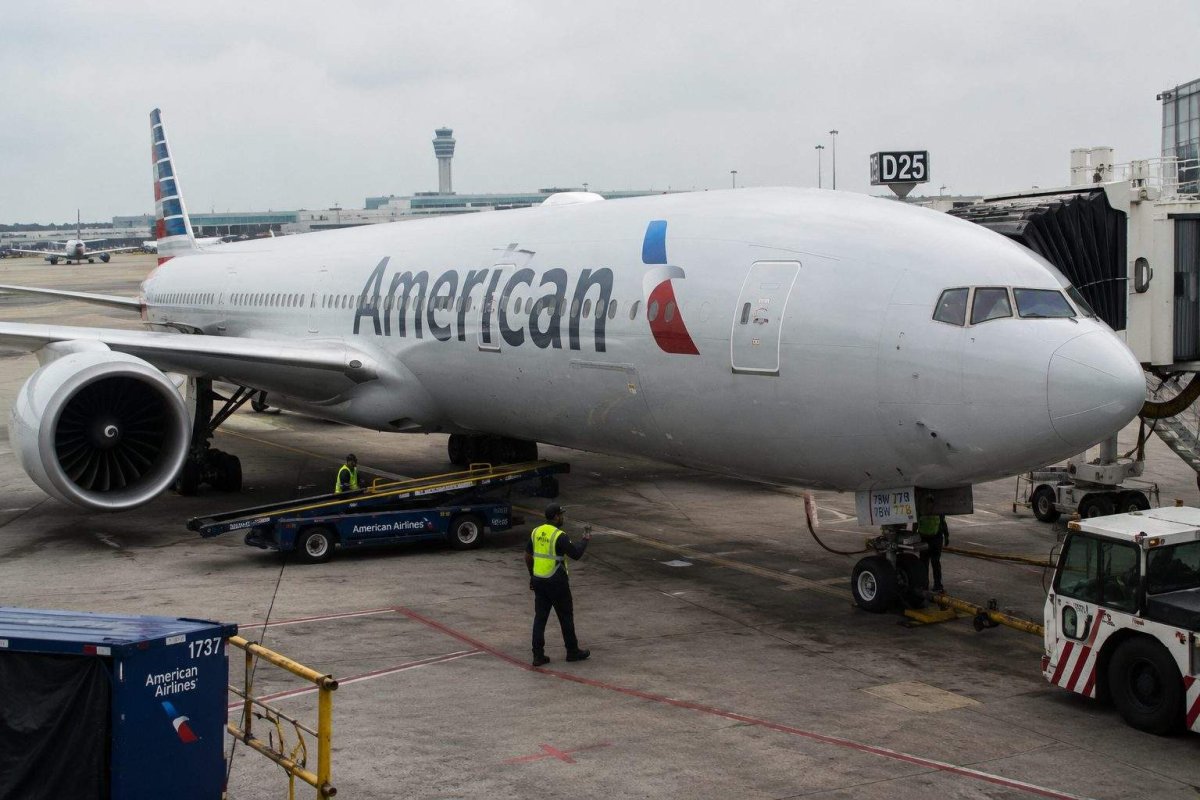 American Airlines Shares Dive 8% as Fuel Costs Swallow Revenue Gains
