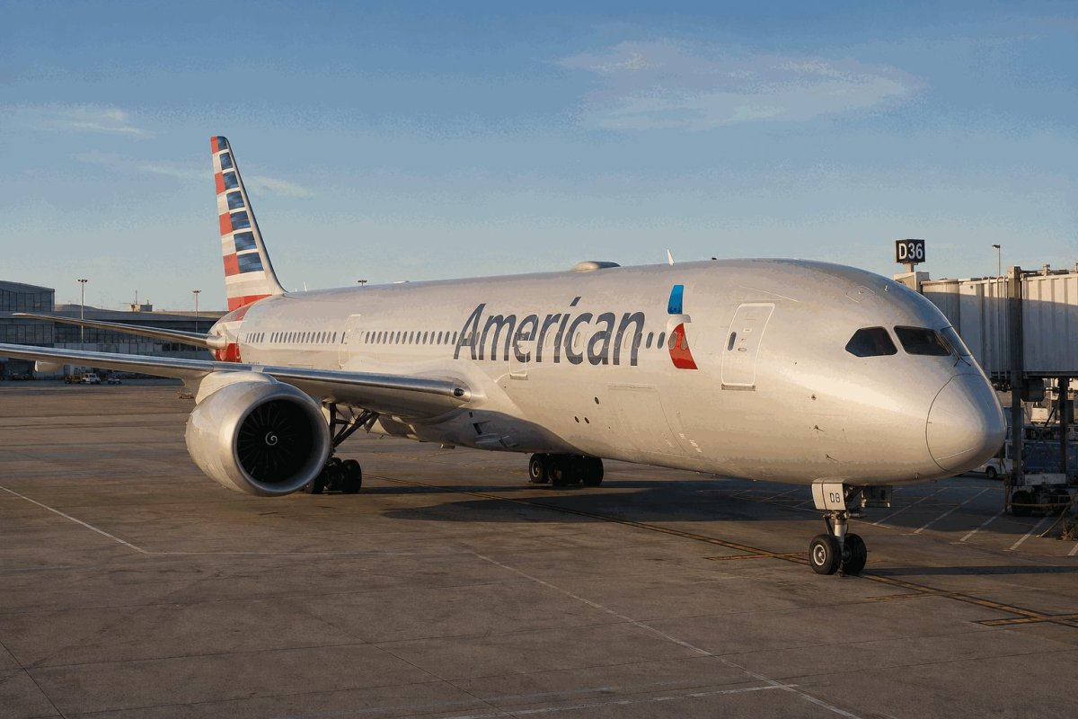 American Airlines Sinks on Fuel Price Leverage Despite Jet Fuel Drop