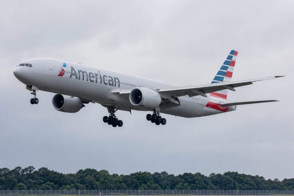 American Airlines Slips After Rally; Fuel Costs in Focus