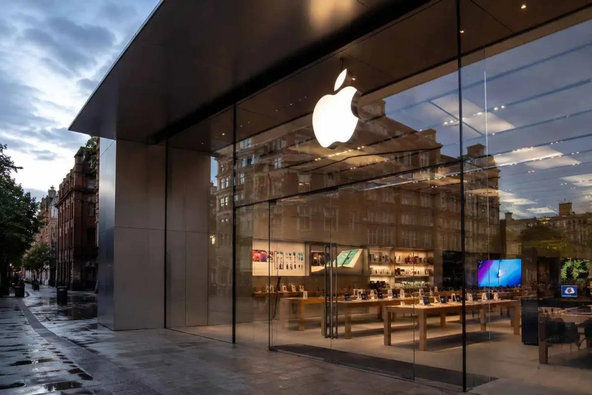 Apple Stock Edges Up as Siri AI Rollout Faces Hurdles