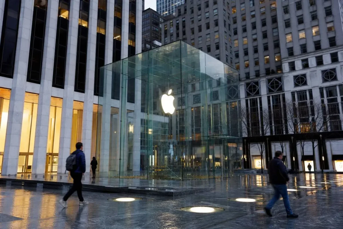 Apple Stock Rises as New CEO Takes Helm in AI Era