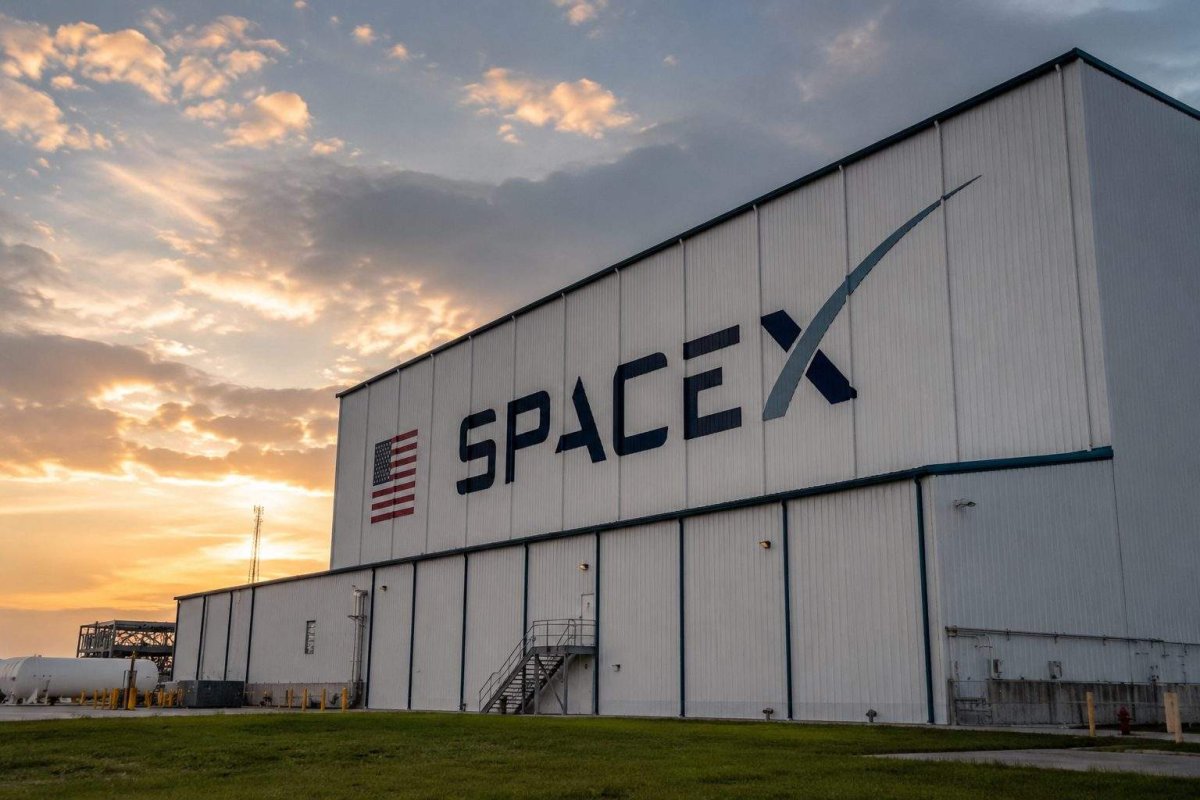 ARK Invest Boosts SpaceX Stake Amid Pre-Starship Selloff