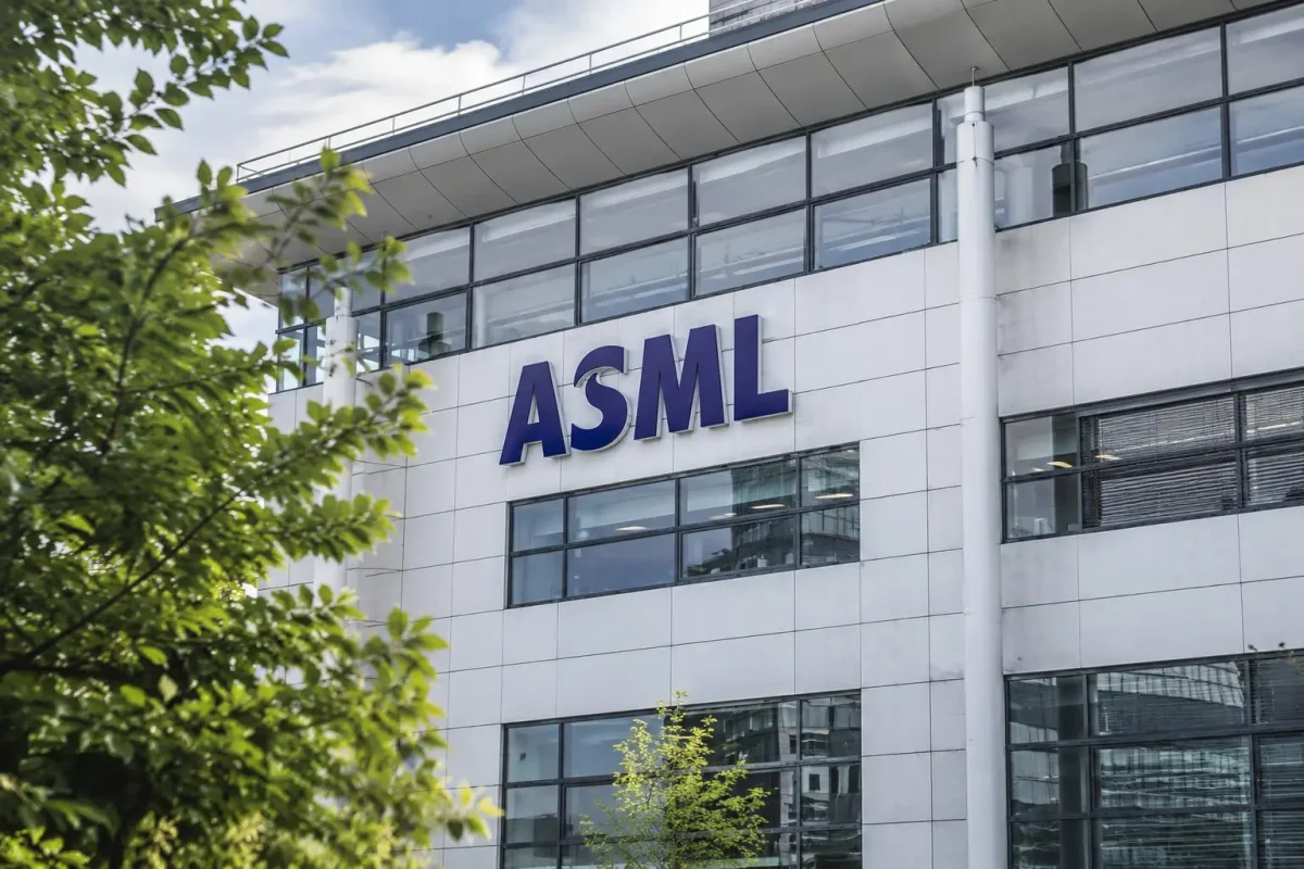 ASML Hits 52-Week High Then Retreats; China Export Curbs Loom