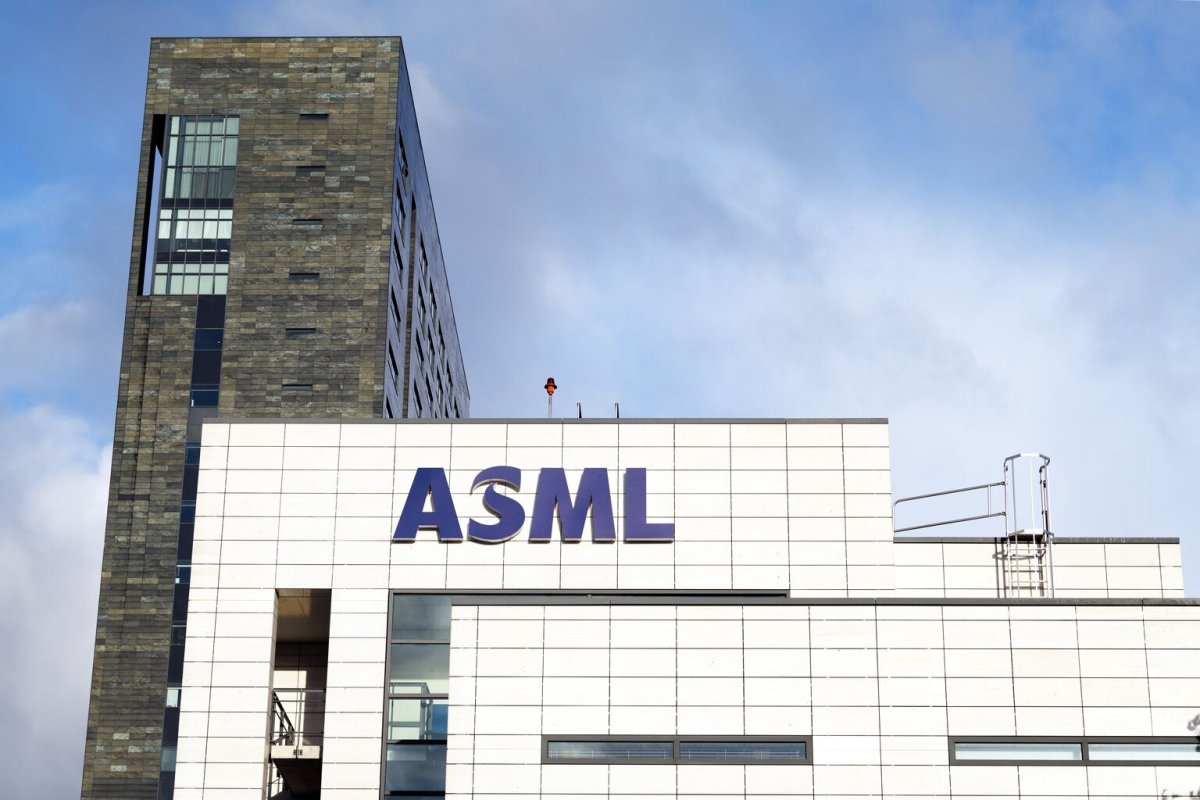 ASML Shares Slide 6% as AI Safety Debate Rattles Semiconductor Investors
