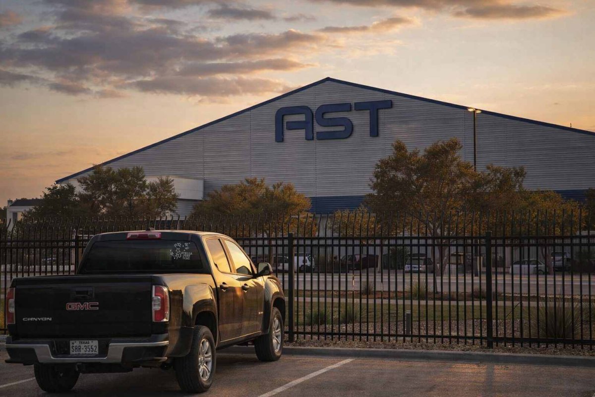 AST SpaceMobile Faces Dual Reality: FCC Green Light and Satellite Setback