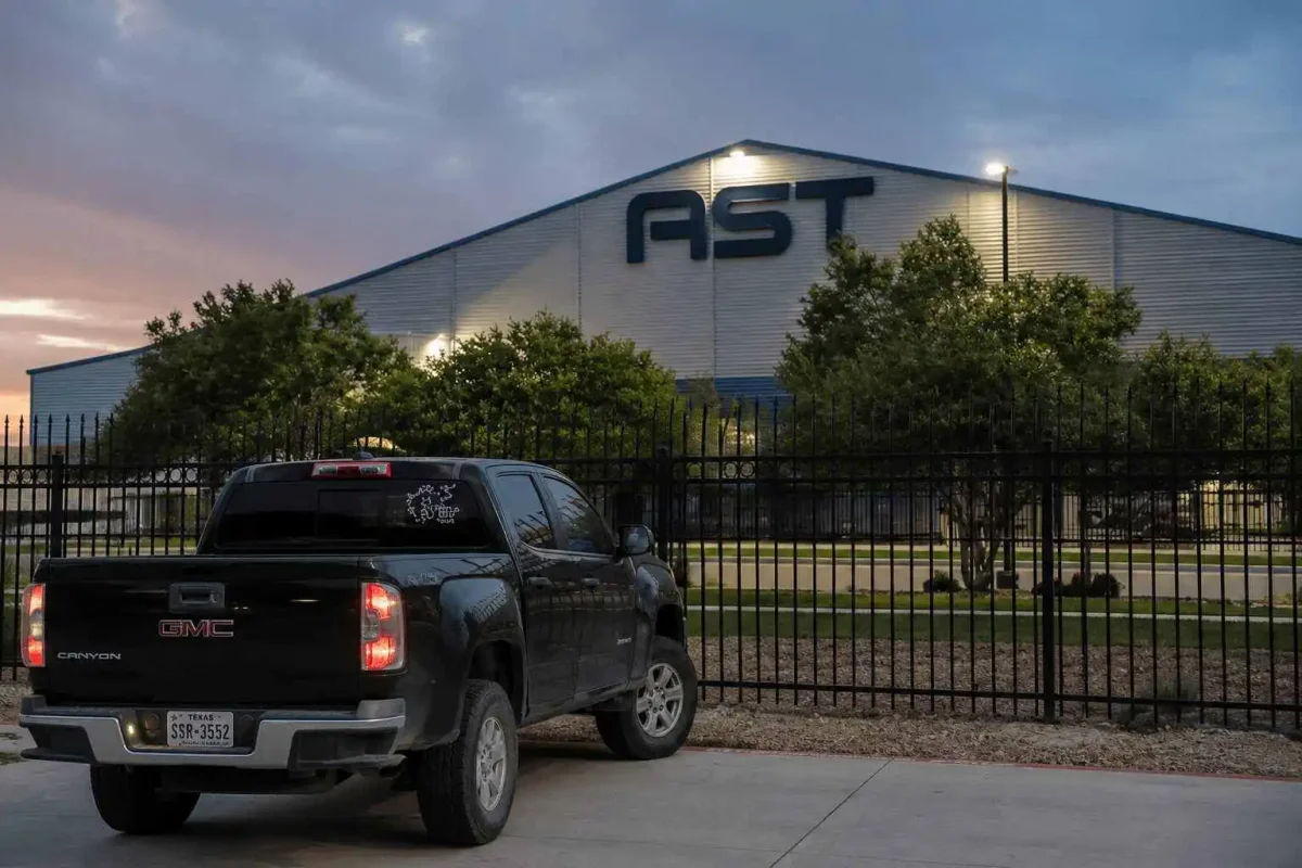 AST SpaceMobile Shares Slide After $1.15B Fundraise Puts Spotlight on Launch Timeline