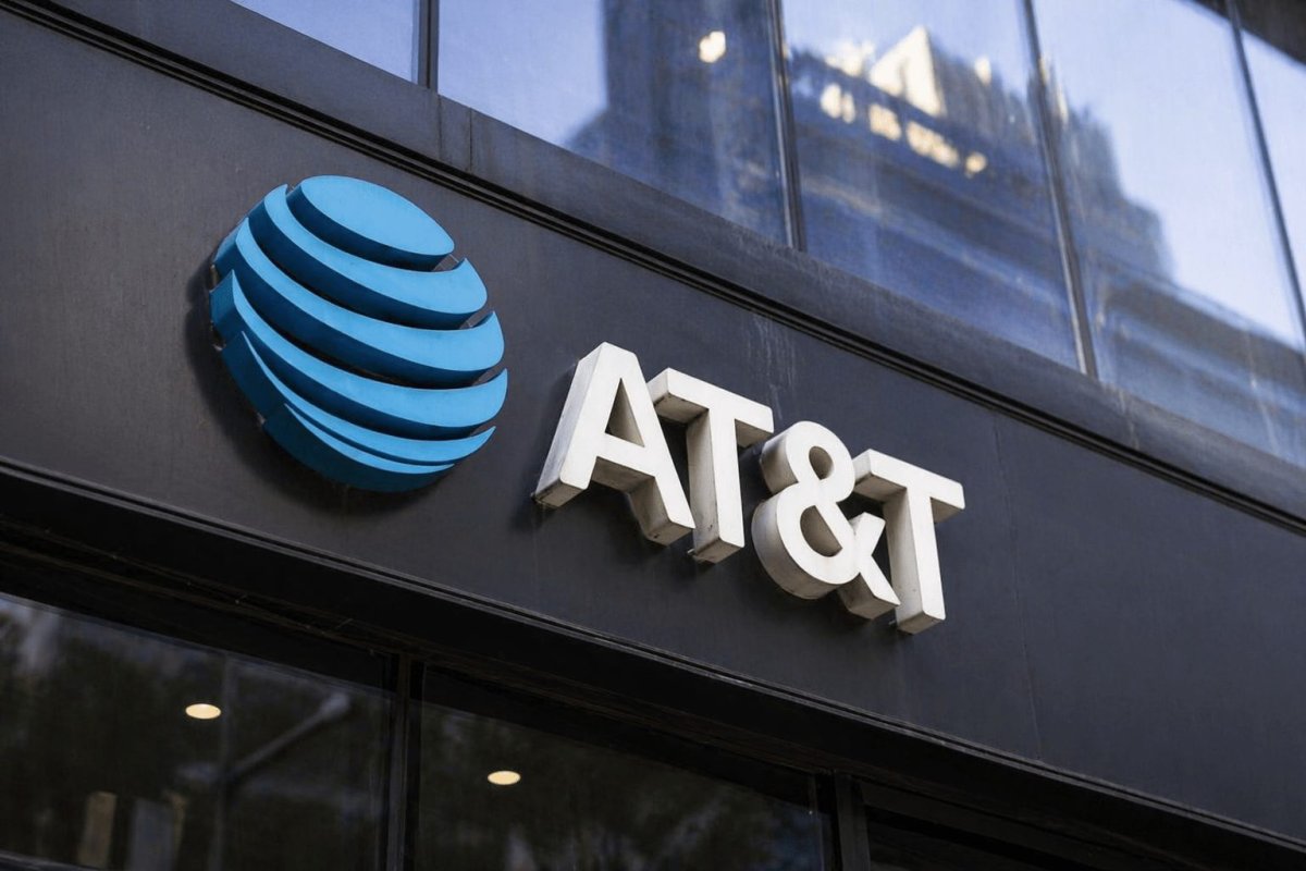 AT&T Beats Q1 Subscriber Forecasts, Holds 2026 Outlook Amid Institutional Moves
