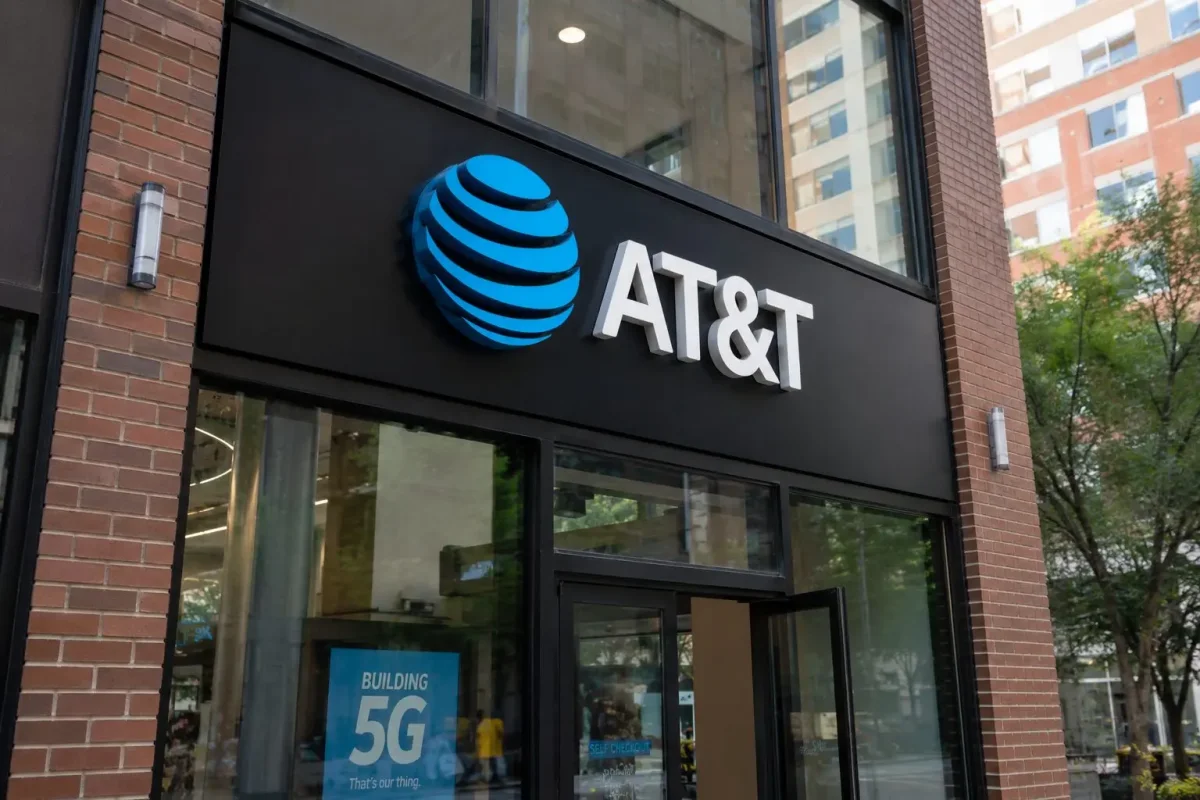 AT&T Holds Steady at $22.71 as CFO Asserts Fiber Strength Over Satellite Rivals