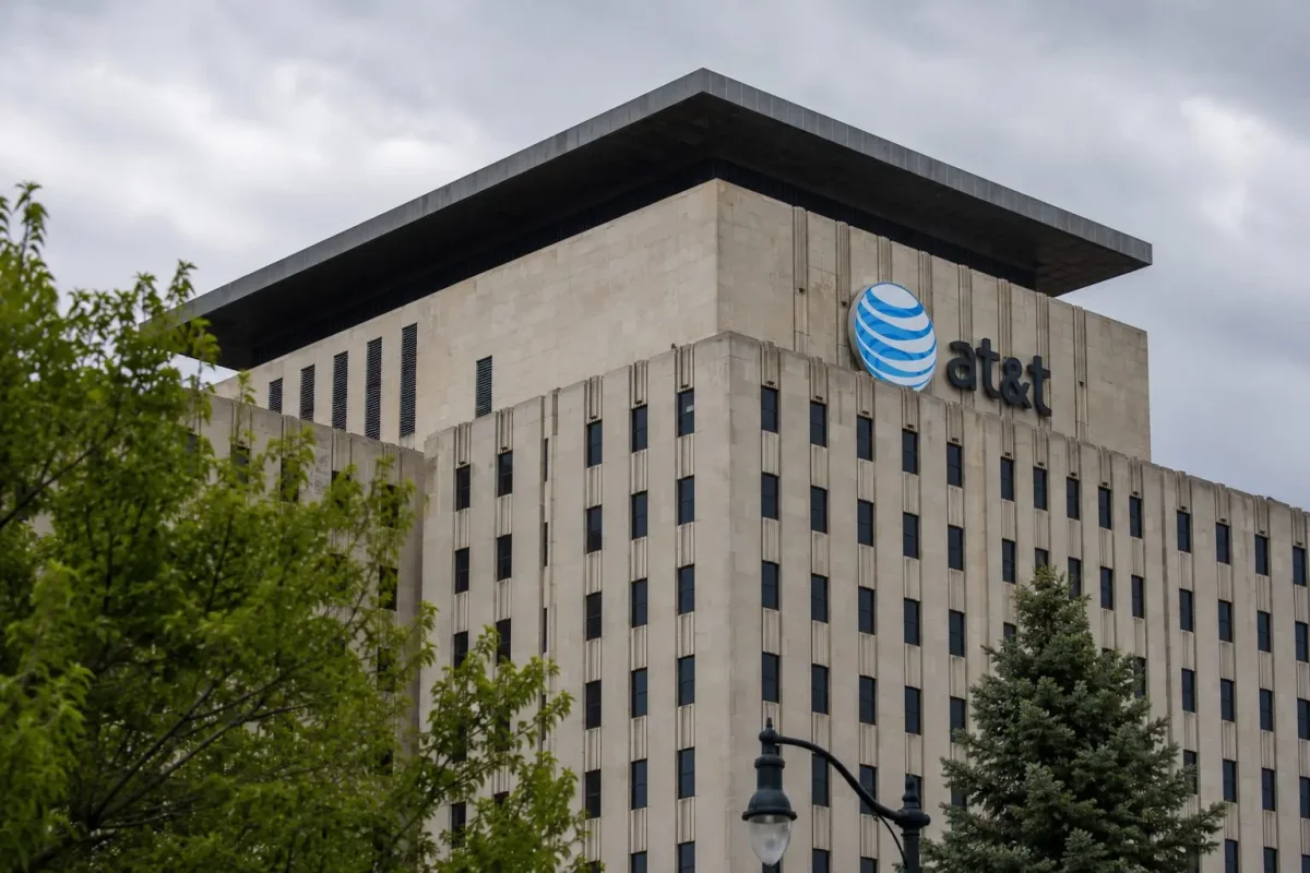 AT&T Lags Market Rally as $45B Payout Plan Takes Center Stage