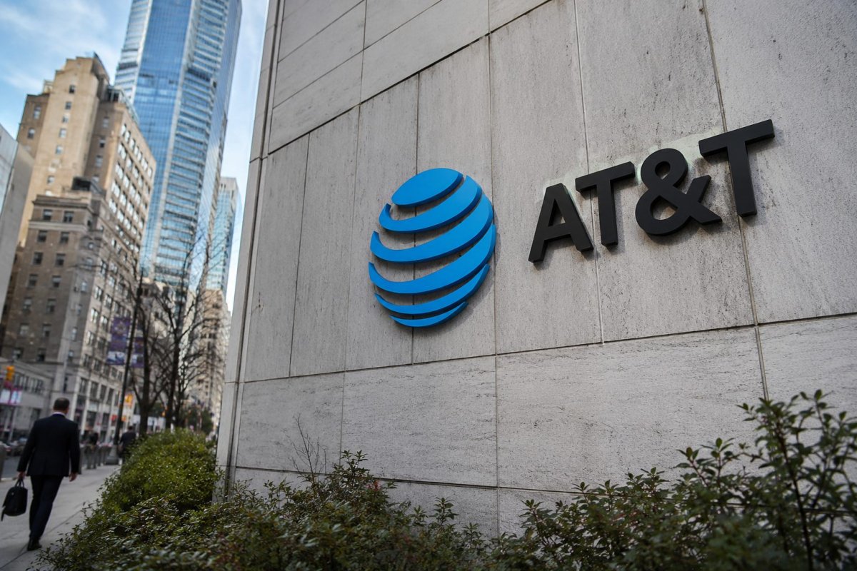 AT&T's 4.9% Dividend Yield and $8B Buyback Put Focus on Cash Flow
