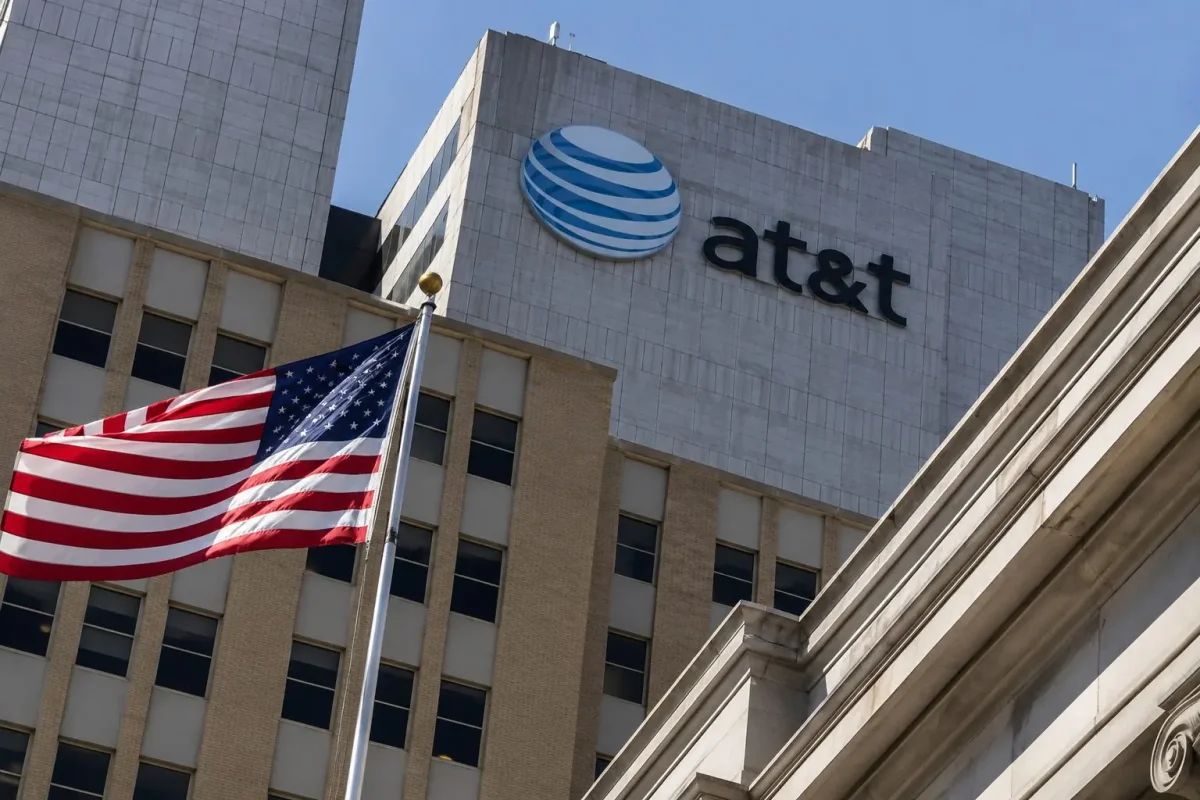 AT&T Shares Slide Amid California Regulatory Clash Over Copper Network Phase-Out