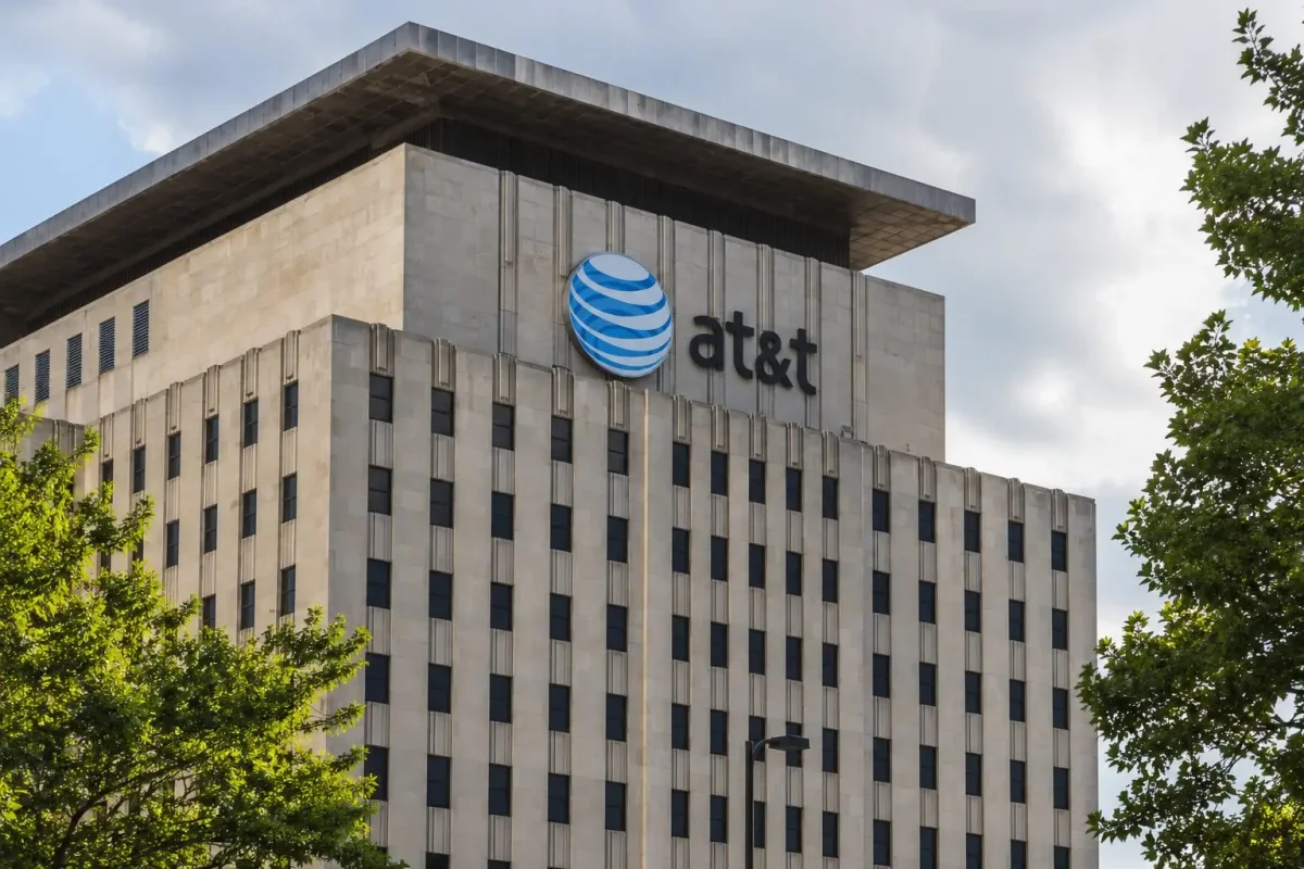 AT&T Stock Near 52-Week Low Amid California Copper Dispute and Earnings Loom