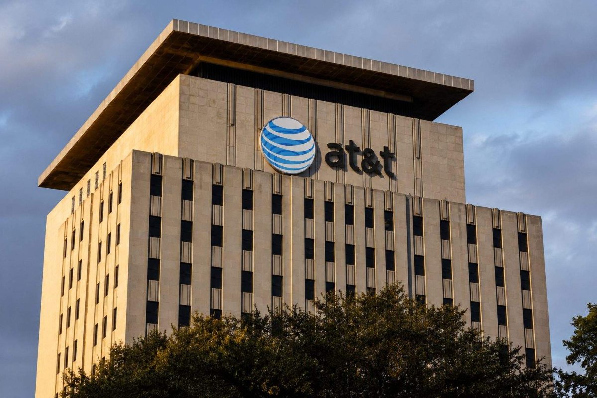 AT&T Stock Rises on Frugal Spectrum Spending, Dividend Date Set