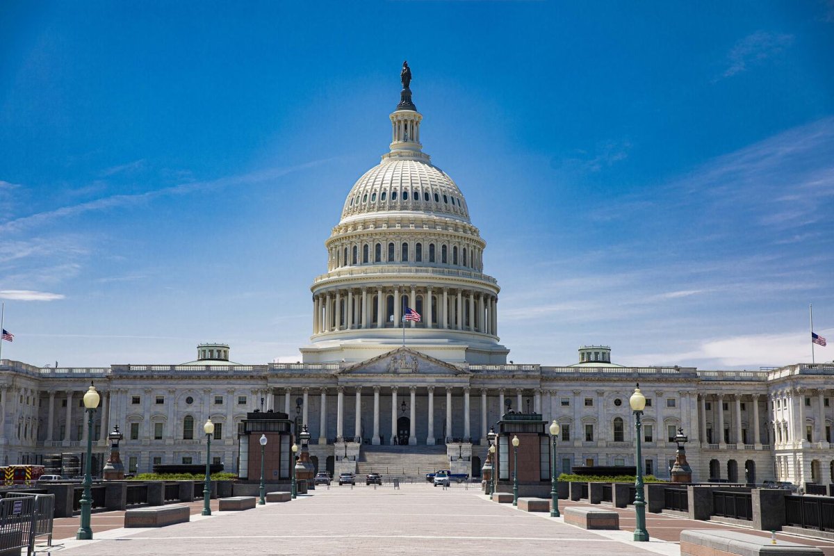 Bipartisan Plan to Lift Social Security Wage Cap Could Add $19,561 Tax for $500K Earners
