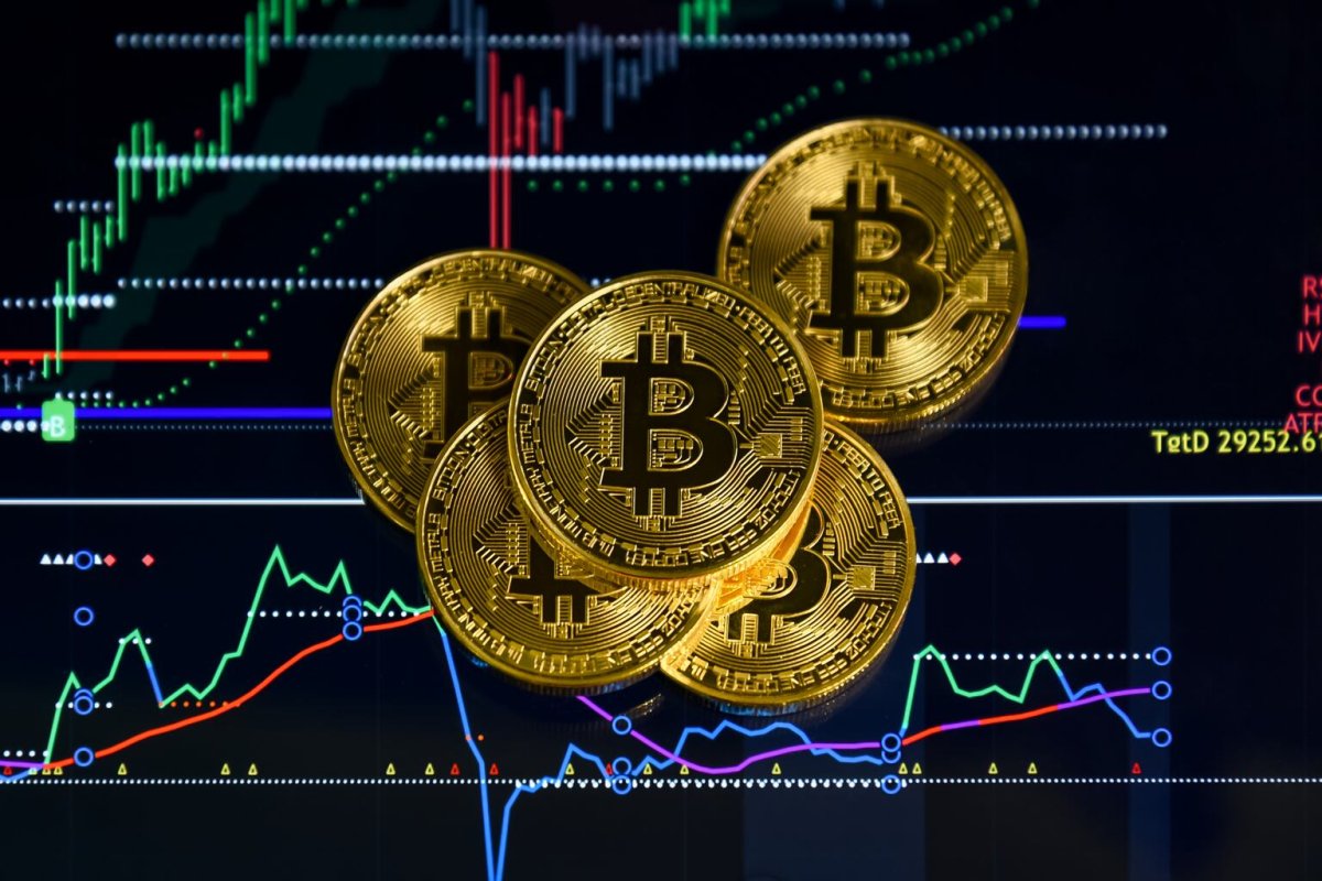 Bitcoin Holds $83K as Altcoins Sink; ETF Reopen Looms