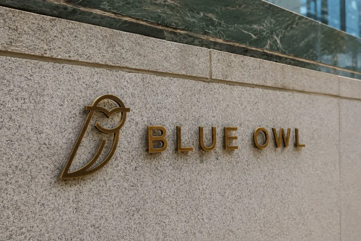 Blue Owl Shares Drop Near 52-Week Low Amid Credit Fund Filing and Redemption Concerns