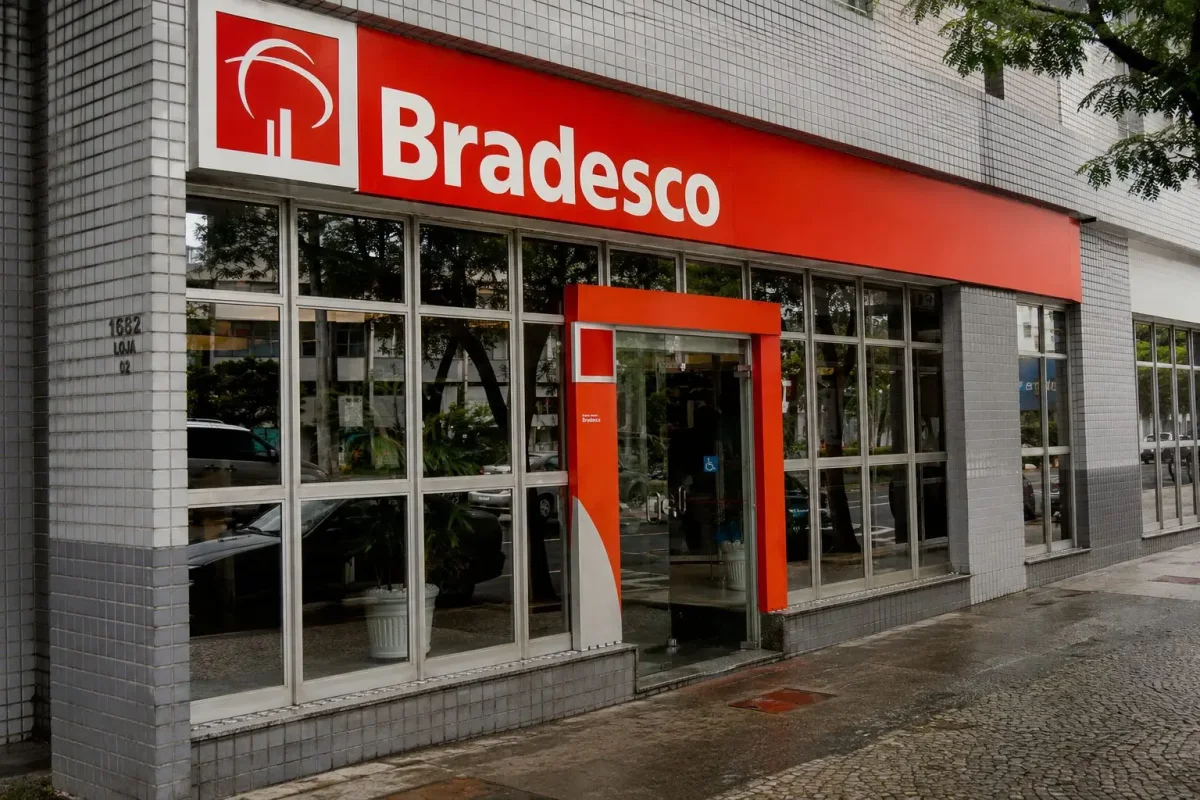 Bradesco Shares Decline Ahead of GDP Data; Brazil Bank Rally Stalls