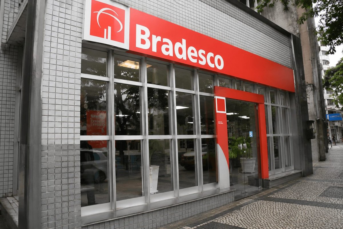 Bradesco Shares Slip as Credit Concerns Weigh on Brazil's Market