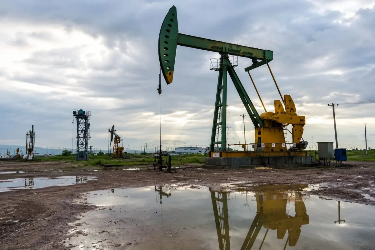 Brent Crude Holds Near $107 as Strait of Hormuz Risks Persist
