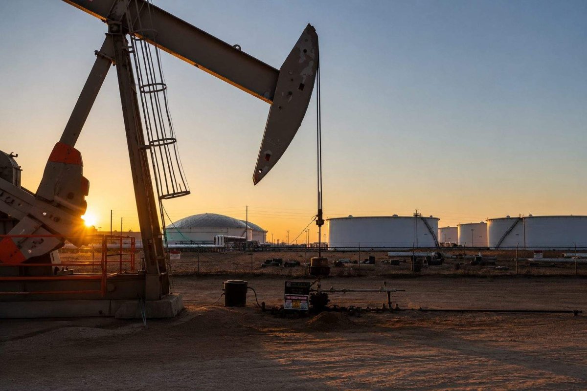 Brent Crude Surges Past $105 on Hormuz Supply Concerns