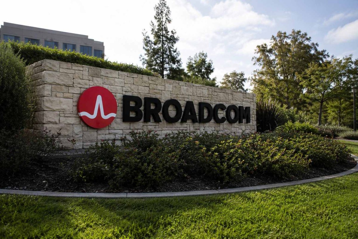 Broadcom Tumbles as AI Chip Forecast Falls Short of Lofty Expectations