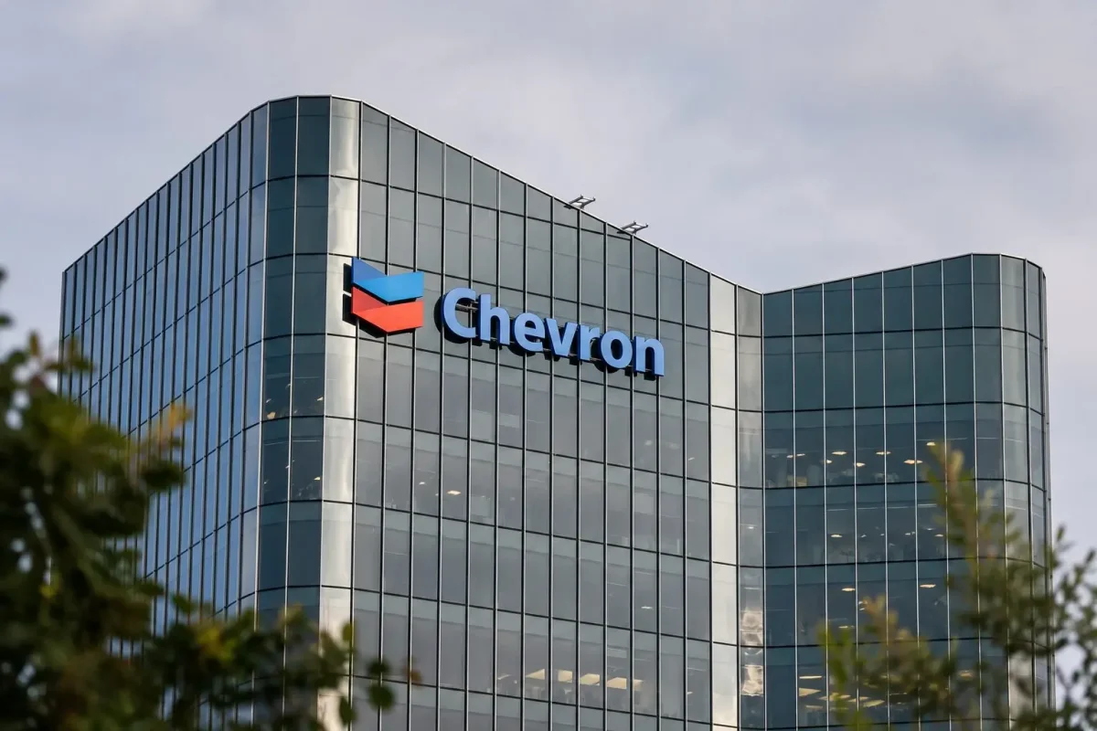 Chevron Faces Holiday Test: Oil Shock, Pump Price Flak, and Director's Stock Sale