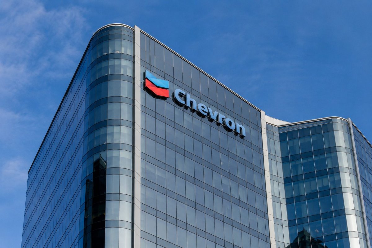 Chevron Shares Dip as Oil Plunges, AI Power Deal Offers Growth Hope