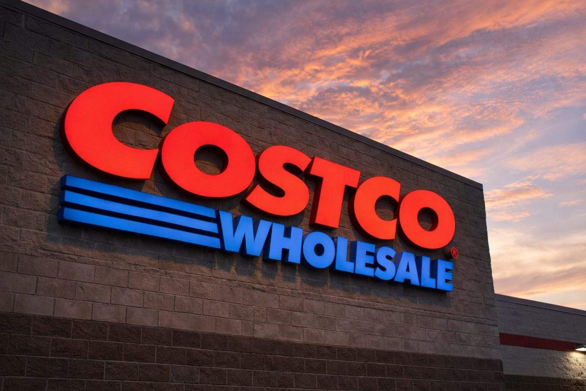 Costco Price Target Raised to $1,100 as Valuation Debate Intensifies