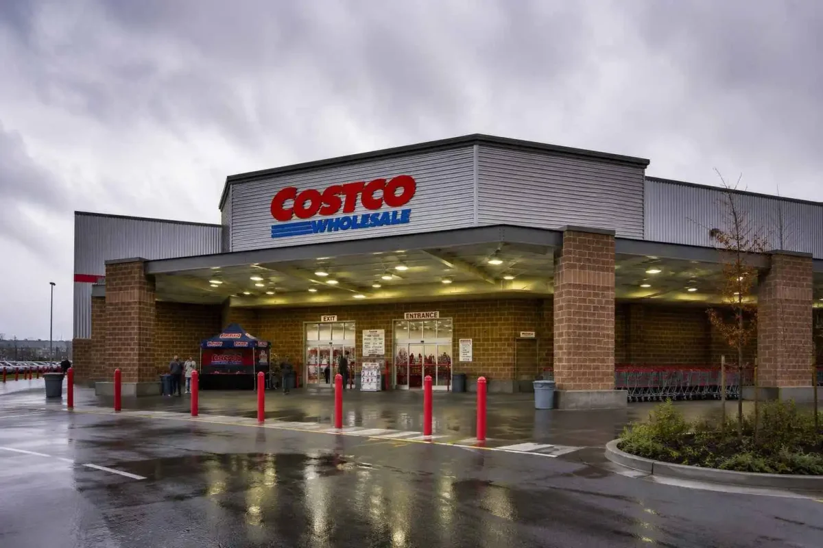 Costco's P/E Multiple Nearly Triples Dollar General's: Bernstein Picks Both