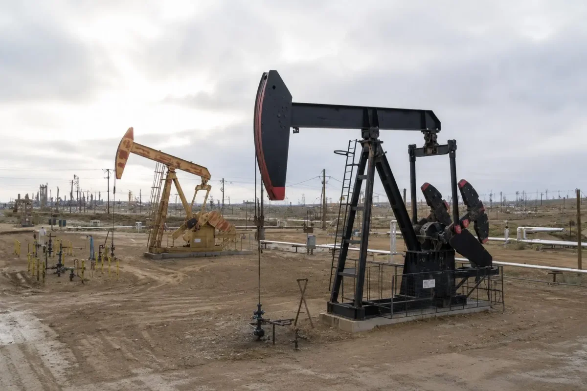 Crude Drops 4% on Iran Deal Report, Hormuz Reopening Hopes