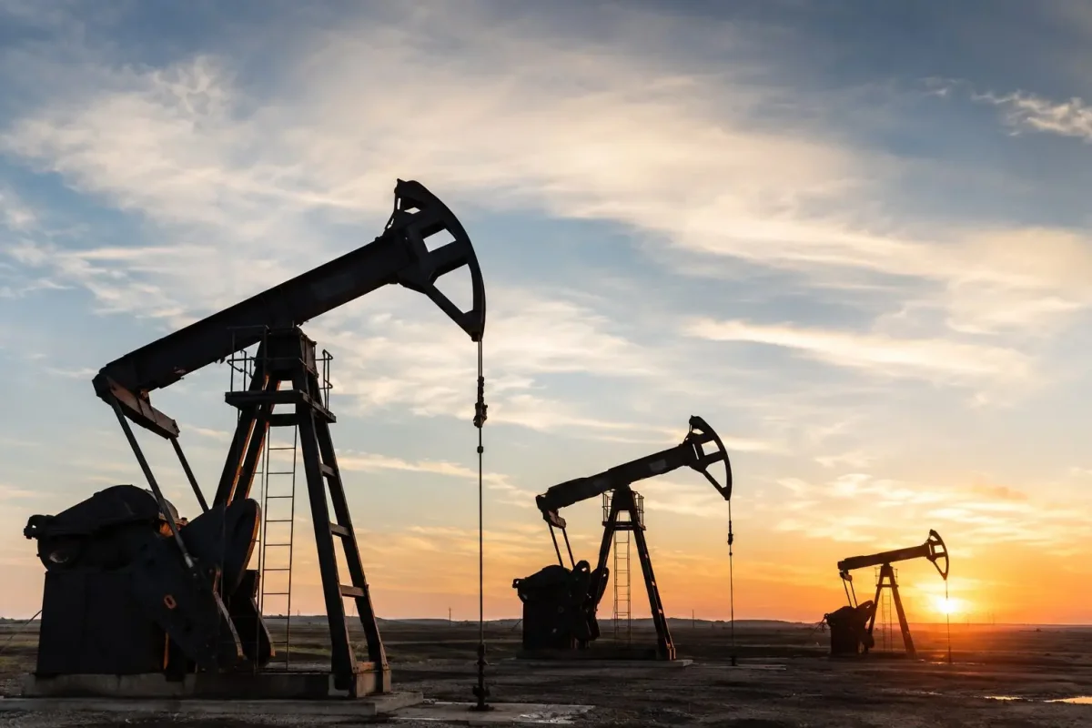 Crude Edges Down as Market Weighs Hormuz Risks Against Demand Concerns