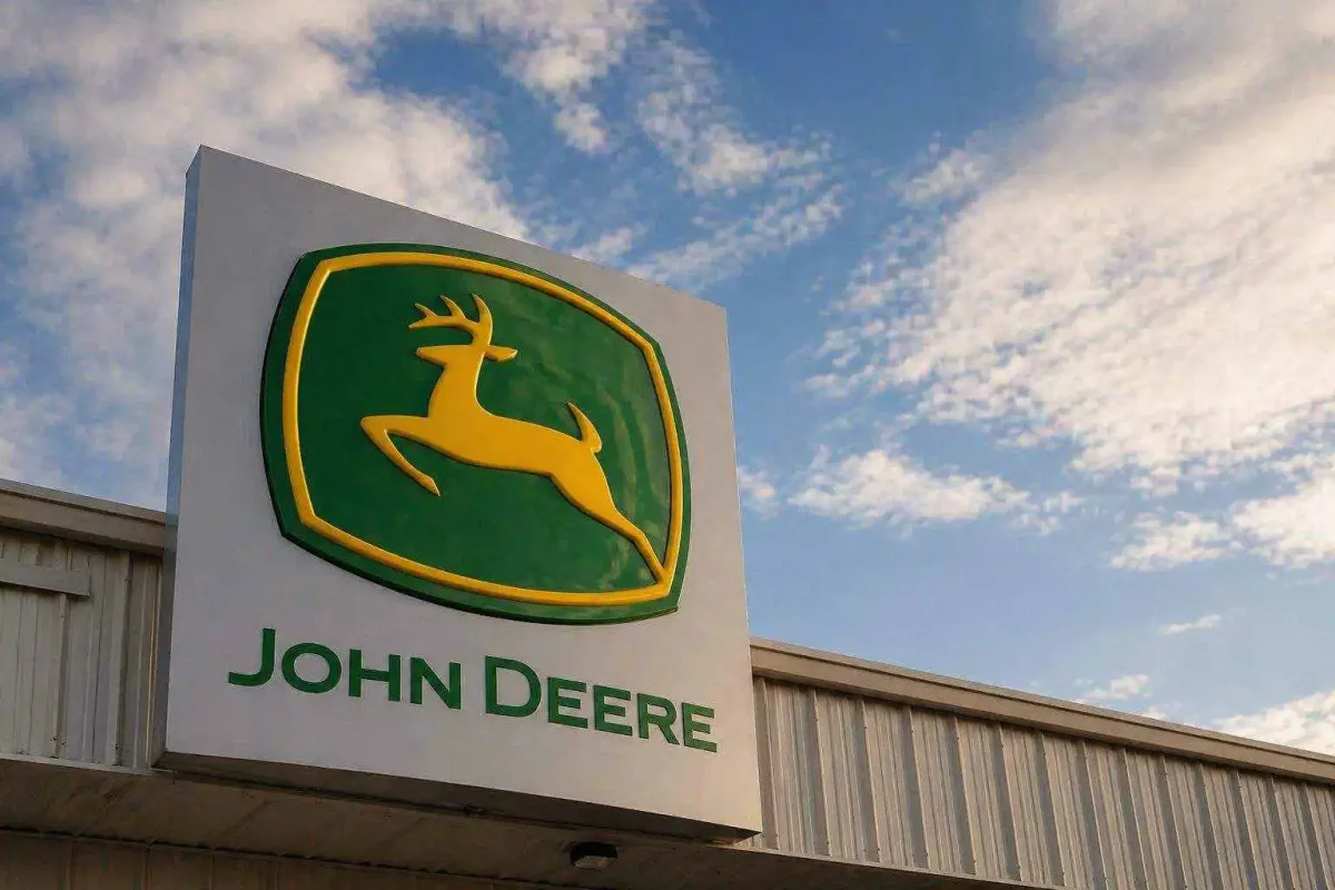 Deere Shares Slide 7% Despite Earnings Beat as Farm Demand Stays Weak