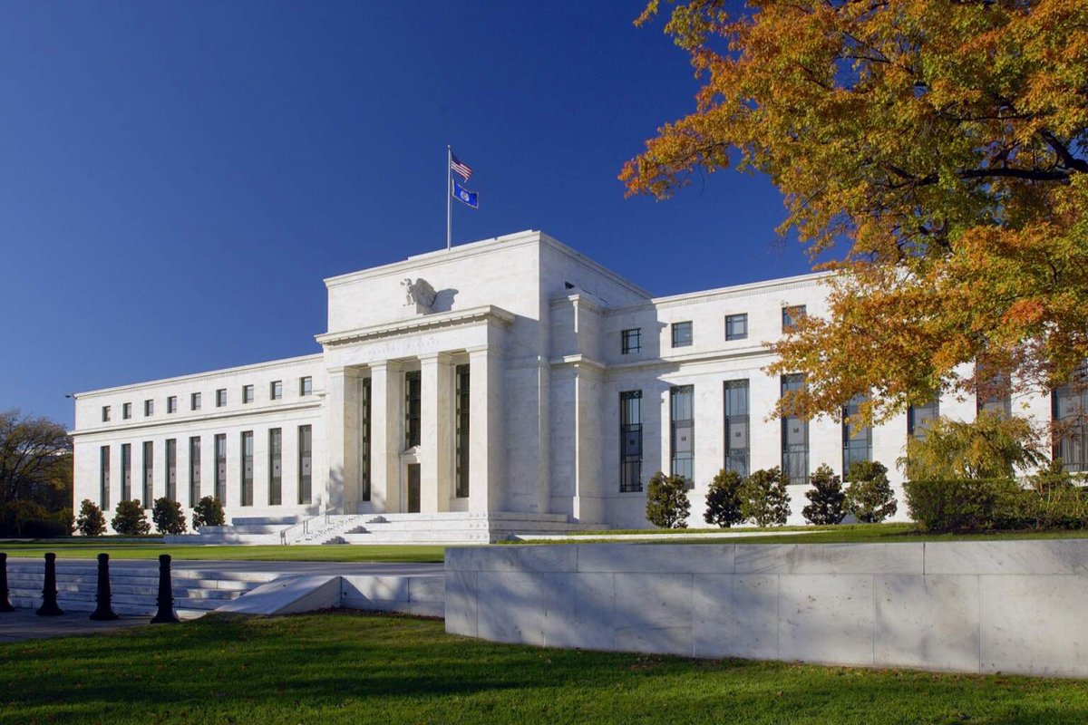 Dollar Awaits Fed Verdict: Warsh's Tone Key at 2 p.m.