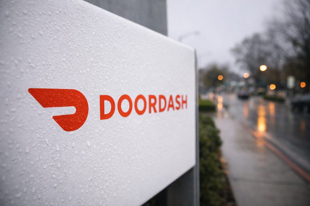DoorDash Shares Edge Lower Ahead of Q4 Earnings Amid Economic Uncertainty