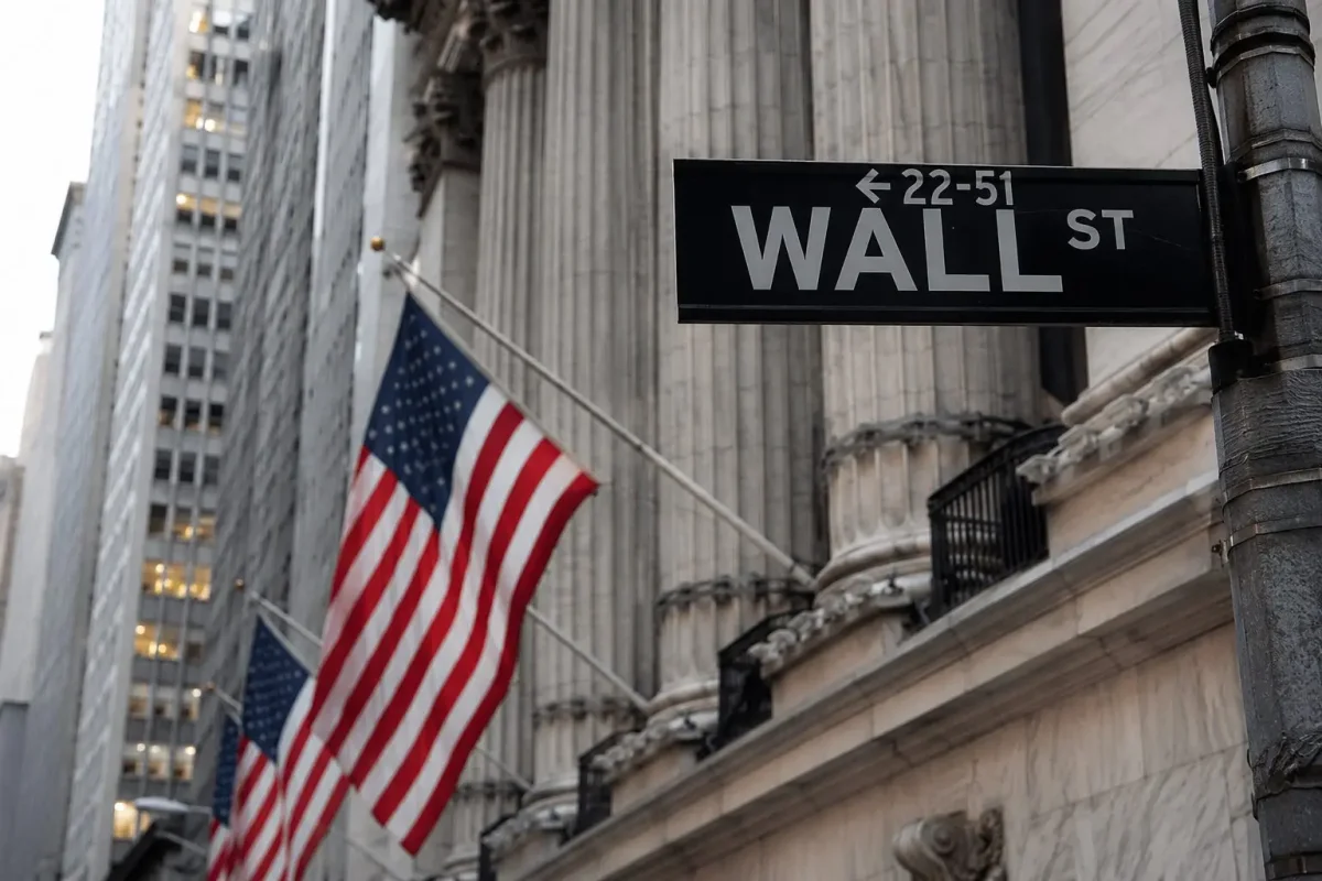 Dow Advances as Tech Spending Bets Fuel Mixed Market Close