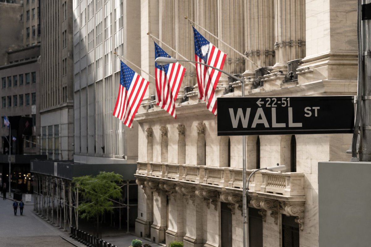 Dow Breaks 52,000 as Rotation Out of Tech Lifts Financials; Fed Decision in Focus