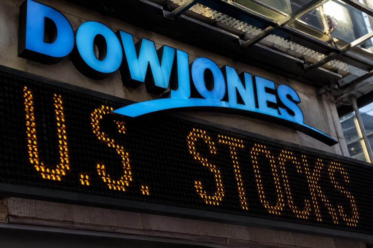 Dow Breaks 53,000 as Chip Rally Drives Narrow Market Advance