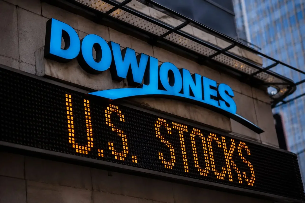 Dow Hits Record as Chip Stocks Tumble 11% Ahead of Jobs Data